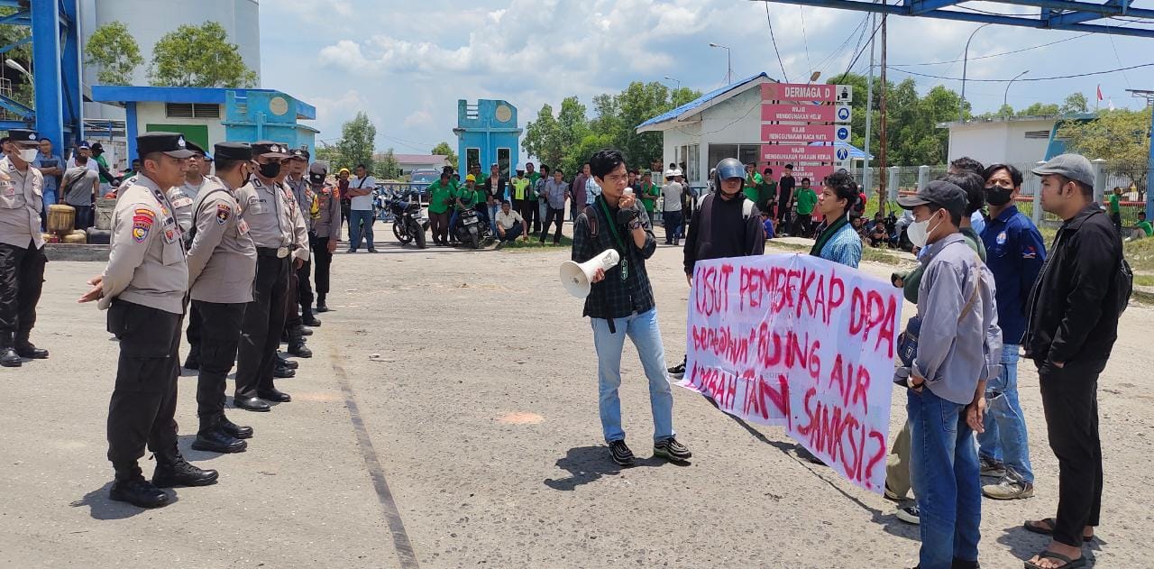 Foto AMPLI melakukan aksi demo terkait permasalahan PT. DPA.