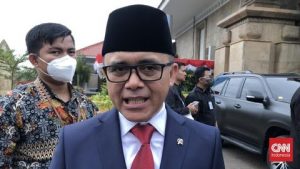 Foto Menpan-RB Abdullah Azwar Anas berencana batalkan pemberhentian tenaga honorer pada 2023. (dok CNN Indonesia. com).