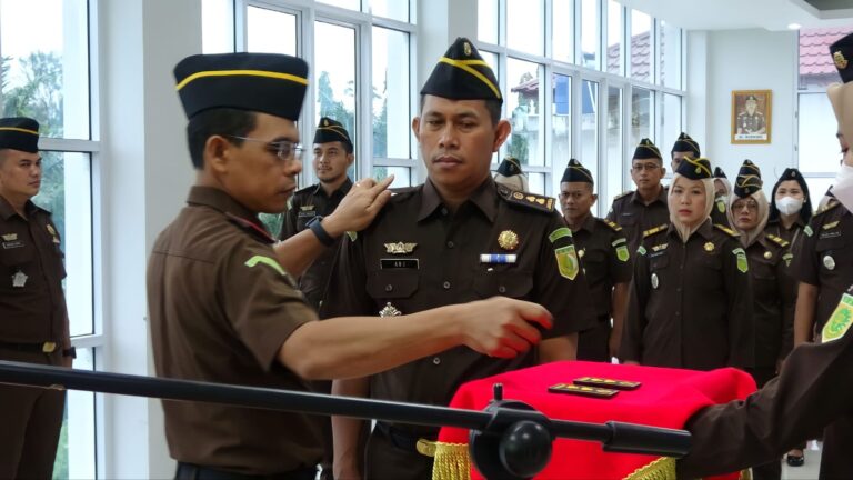 Foto prosesi kenaikan pangkat Kasi Intel Kejari Dumai yang dipimpin oleh Kajari Dumai Dr Agustinus Herimulyanto, SH., M.H.