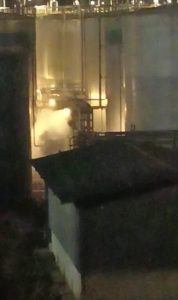 Foto tampak api dan asap saat PT Kilang Pertamina Internasional (PT KPI) RU II Dumai meledak.
