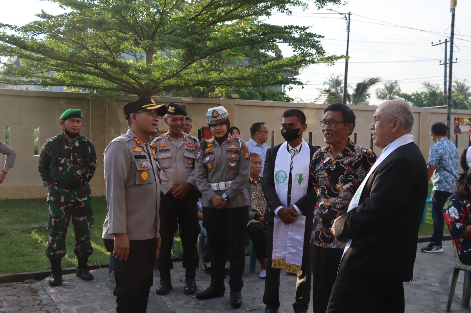 Foto Kapolres Dumai AKBP Nurhadi Ismanto, S.H., S.I.K berfoto bersama dengan Pengurus Gereja saat pelaksanaan pengamanan Gereja pada perayaan dan ibadah Kenaikan Isa Almasih.