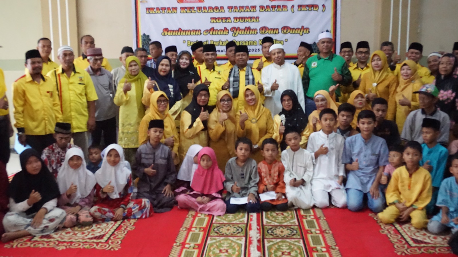 Foto Pengurus IKTD Dumai bersama anak yatim dan duafa.