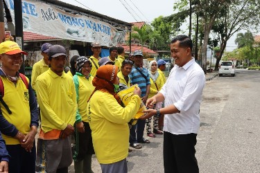 Foto Direktur Intelkam Polda Riau Kombes Pol Sutrisno HR membagikan sembako ke petugas kebersihan.