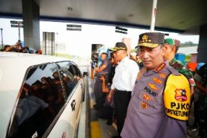 Foto Kapolri Jenderal Listyo Sigit Prabowo saat meninjau pelaksanaan Operasi Ketupat di wilayah Jawa Tengah.