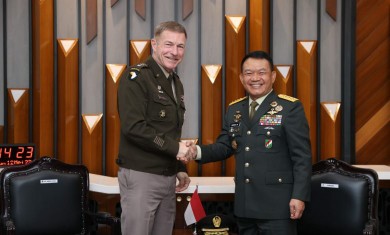 Foto KASAD Jenderal TNI Dr. Dudung Abdurachman bersama Kepala Staf US Army General James Charles McConville.