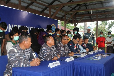 Foto konferensi pers penangkapan PMI Ilegal dan WNA oleh Tim F1QR Lanal Dumai bersama Tim Gabungan Intelmar Lantamal I.