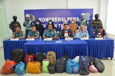 Foto Komandan Pangkalan TNI Angkatan Laut (Danlanal) Dumai Kolonel Laut (P) Stanley Lekahena pada Konferensi Pers di kantor Lanal Dumai.