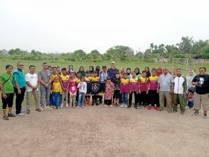 Foto Walikota Dumai bersama pemain SSB Persekat, pengurus, pelatih dan orang tua pemain sebelum berangkat bertanding.