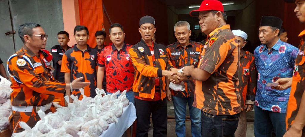 Foto Ketua MPC Pemuda Pancasila Kota Dumai Abdul Kadir, S.H membagikan hewan qurban kepada kader Pemuda Pancasila.