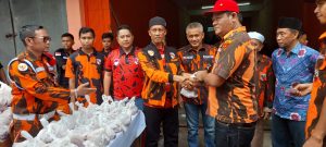 Foto Ketua MPC Pemuda Pancasila Kota Dumai Abdul Kadir, S.H membagikan hewan qurban kepada kader Pemuda Pancasila.