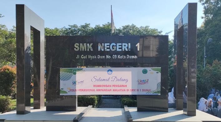 Foto prasasti nama SMKN 1 Dumai.