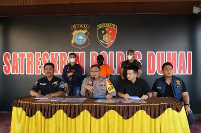 Foto konferensi pers Polres Dumai terkait kasus pria penyebar foto dan video asusila di Medsos.