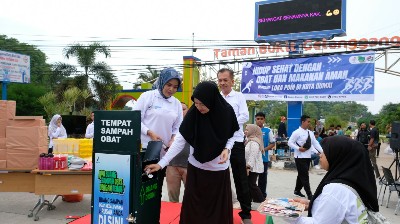 Foto pembuangan sampah obat secara simbolis oleh Ketua TP PKK Kota Dumai Leni Ramaini, yang disaksikan oleh Asisten II Setdako Dumai H. Syahrinaldi dan Kepala Loka POM di Kota Dumai Ully Mandasari.