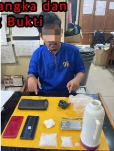 Foto MI Alias IR (30) warga Jalan Pemuda Kelurahan Bumi Ayu, terduga Pengedar Shabu beserta barang bukti.