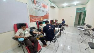 Foto karyawan Apical Dumai ikut mendonorkan darah ke PMI Dumai.