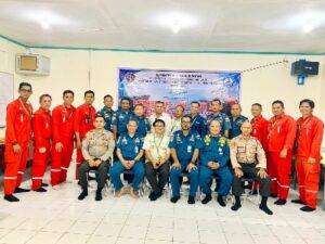 Foto Petinggi PT Sari Dumai Sejati (Apical) bersama Pejabat KSOP Kelas I Dumai beserta Pelatih Exercise ISPS Code.