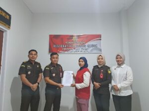 Foto Foto: Kasi Pidum Iwan Roy Carles, S.H., M.H bersama JPU menyampaikan surat pemberhentian penuntutan kepada Fina yang mendapat persetujuan RJ dari JAMPIDUM Kejagung RI.