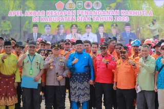 Foto : Foto Bupati Siak H. Alfdri, M.Si. bersama Polri, TNI, Damkar Kab Siak dan Damkar perusahaan.