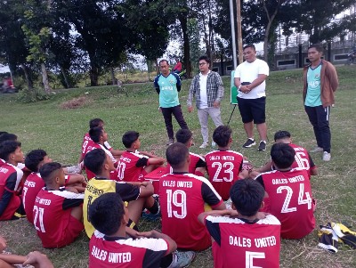 Foto : Presiden Klub Sepakbola Dales United, Ferdiansyah SE memberikan dukungan kepada para pemain.