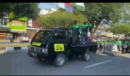 Foto : Aksi solidaritas driver ojol untuk korban Palestina.