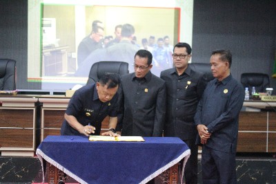 Foto : Plt. Bupati AKBP (Purn) H. Asmar menandatangani pengesahan pengesahan RAPBD Tahun 2024, didampingi Ketua DPRD Kepulauan Meranti Fauzi Hasan.