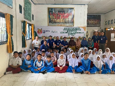 Foto : Tim Management Apical Dumai bersama murid SD beserta para guru yang mengikuti acara.