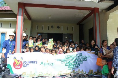 Foto : Perwakilan dari management Apical bersama anak-anak yang belajar di sekolah pintar di Kelurahan Lubuk Gaung.