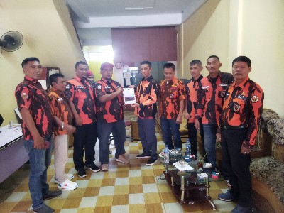 Foto : Ketua MPC Pemuda Pancasila Kota Dumai didampingi pengurus menerima laporan kegiatan dari Ketua PAC Dumai Kota.