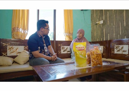 Foto : Eni Sri Wahyuni, pemilik bisnis keripik cabe Nurul Fatiha bersama perwakilan dari tim Apical Group Dumai.