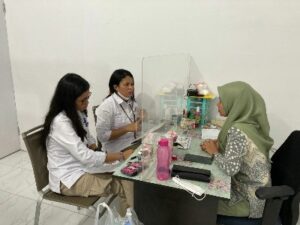 Foto : Petugas Loka POM di Kota Dumai melakukan kegiatan intensifikasi pengawasan kosmetik pada fasilitas klinik kecantikan dan sarana distribusi kosmetik di wilayah Dumai, Bengkalis dan Rokan Hilir.