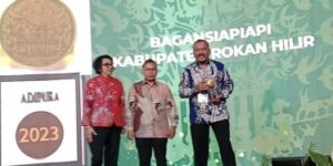 Foto : Kadis Lingkungan Hidup Rohil, Suwandi, S.Sos menerima piala Adipura dari Kementerian Lingkungan Hidup dan Kehutanan RI.