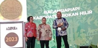 Foto : Kadis Lingkungan Hidup Rohil, Suwandi, S.Sos menerima piala Adipura dari Kementerian Lingkungan Hidup dan Kehutanan RI.