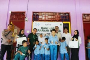Foto : Perwakilan Apical Dumai bersama Kepala Sekolah, guru dan pelajar SLB Wati Purnama.