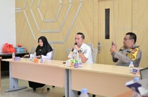 Foto : Kepala Diskominfotik Rohil Indra Gunawan, S.E., M.H (baju putih) memaparkan pengembangan platform digital Aplikasi SMART INDRA.