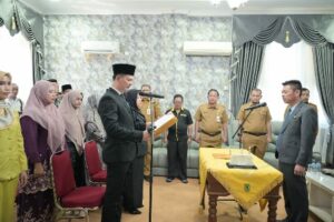 Foto : Bupati Rohil melantik Direktur utama dan Direktur umum Perusahaan Daerah BPR Rohil di Mess Pemda.