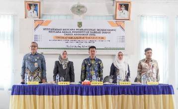 Foto : Bupati Rohil (tengah) menghadiri Musrenbang Kecamatan Tanah Putih.