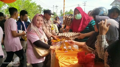Foto : Masyarakat ramai membeli di pasar murah yang diadakan oleh Disperindagsar Rohil bersama Bulog.