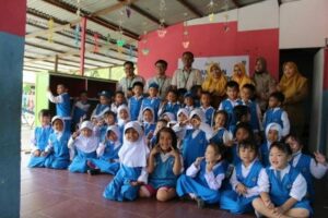 Foto : Perwakilan dari Perusahaan Apical Dumai bersama anak-anak TK N 01 Kec. Sungai Sembilan.