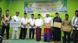 Foto : Bupati Rohil Afrizal Sintong S.Ip., M.Si menyerahkan bantuan operasional 3 rumah ibadah dan klaim BPJS pada Safari Ramadhan Perdana nya.