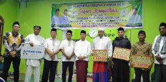 Foto : Bupati Rohil Afrizal Sintong S.Ip., M.Si menyerahkan bantuan operasional 3 rumah ibadah dan klaim BPJS pada Safari Ramadhan Perdana nya.