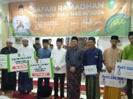 Foto : Pj Sekretaris Daerah Provinsi Riau, Indra, S.E didampingi Wakil Bupati Rohil H. Sulaiman memberikan bantuan program kemitraan PT BRK Syariah untuk masjid dan musholla.