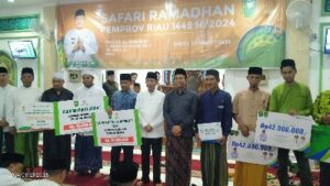 Foto : Pj Sekretaris Daerah Provinsi Riau, Indra, S.E didampingi Wakil Bupati Rohil H. Sulaiman memberikan bantuan program kemitraan PT BRK Syariah untuk masjid dan musholla.