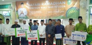 Foto : Pj Sekretaris Daerah Provinsi Riau, Indra, S.E didampingi Wakil Bupati Rohil H. Sulaiman memberikan bantuan program kemitraan PT BRK Syariah untuk masjid dan musholla.