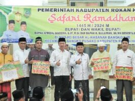 Foto : Bupati dan Wakil Bupati Rohil melakukan Safari Ramadhan ke 5 Masjid di Bangko Pusako dan memberikan bantuan operasional.