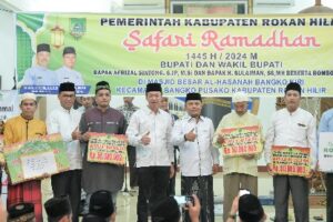 Foto : Bupati dan Wakil Bupati Rohil melakukan Safari Ramadhan ke 5 Masjid di Bangko Pusako dan memberikan bantuan operasional.