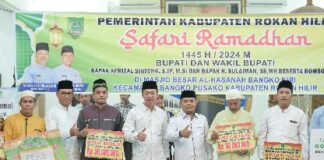 Foto : Bupati dan Wakil Bupati Rohil melakukan Safari Ramadhan ke 5 Masjid di Bangko Pusako dan memberikan bantuan operasional.