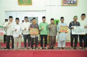 Foto : Bupati Rohil melakukan kegiatan Safari Ramadhan ke Masjid Al-Hidayah di Kepenghuluan Teluk Bano II, Kecamatan Pekaitan, Rohil, dengan memberikan bantuan dana hibah operasional.