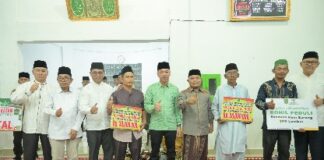 Foto : Bupati Rohil melakukan kegiatan Safari Ramadhan ke Masjid Al-Hidayah di Kepenghuluan Teluk Bano II, Kecamatan Pekaitan, Rohil, dengan memberikan bantuan dana hibah operasional.