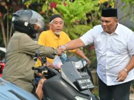 Foto : Ketua Golkar Dumai Ferdiansyah saat membagikan takjil kepada masyarakat Dumai di bulan suci Ramadhan tahun 2024.