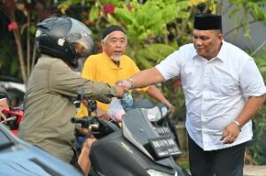 Foto : Ketua Golkar Dumai Ferdiansyah saat membagikan takjil kepada masyarakat Dumai di bulan suci Ramadhan tahun 2024.